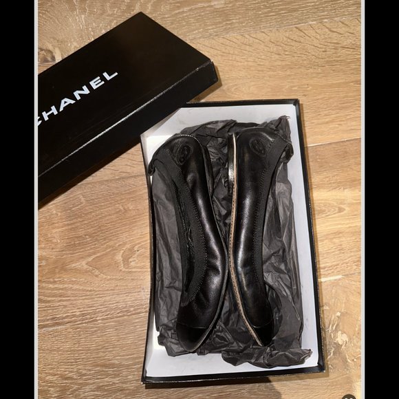 CHANEL Black Interlocking CC Logo Lambskin Ballet Flats With Patent Toe Size 8.5 - Picture 4 of 5